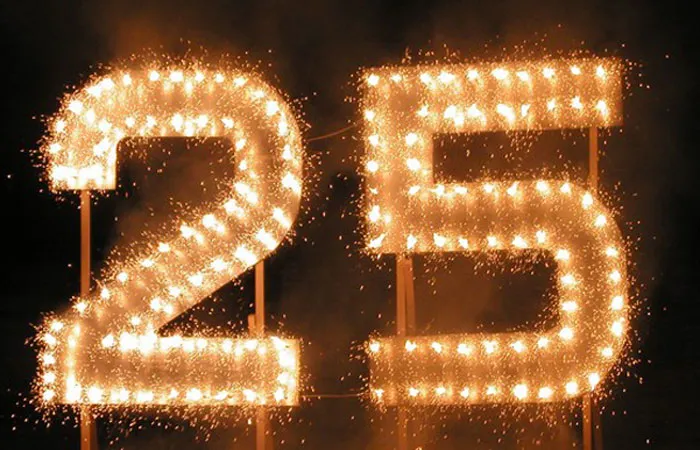 Огненные слова - горящие фейерверк надписи — Великий Устюг Буквы и цифры горящей пиротехнической надписи обычно это часть большего салюта - фейерверк&nbsp;представления. Горящая пиротехническая надпись на праздник обычно является завершающим элементом полномасштабного фейерверк шоу. На сайте указана цена за 1 элемент пиротехнической надписи в 1 контур и высотой не более 50 сантиметров. организация и проведение фейерверк шоу от магазина пиротехники  | velikij-ustyug.piroclub.ru