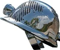 Каска скульптура абстрактная скульптура из нержавеющей стали на заказ — Великий Устюг