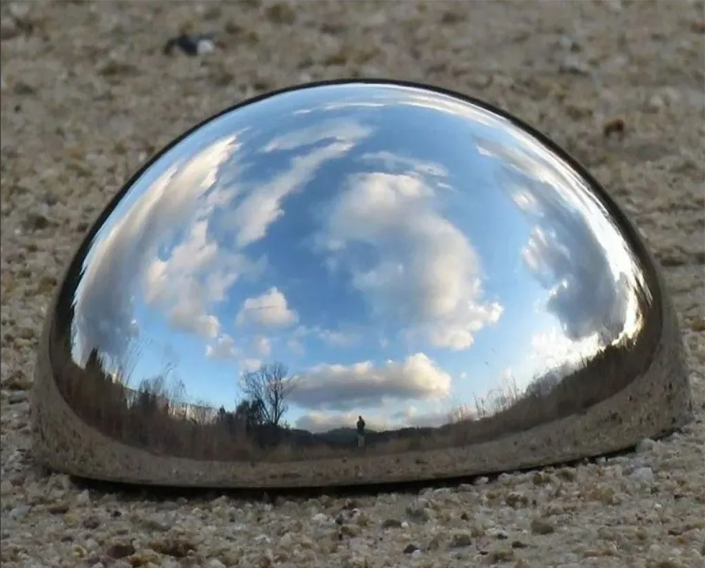 Стальные полусферы в Великом Устюге 